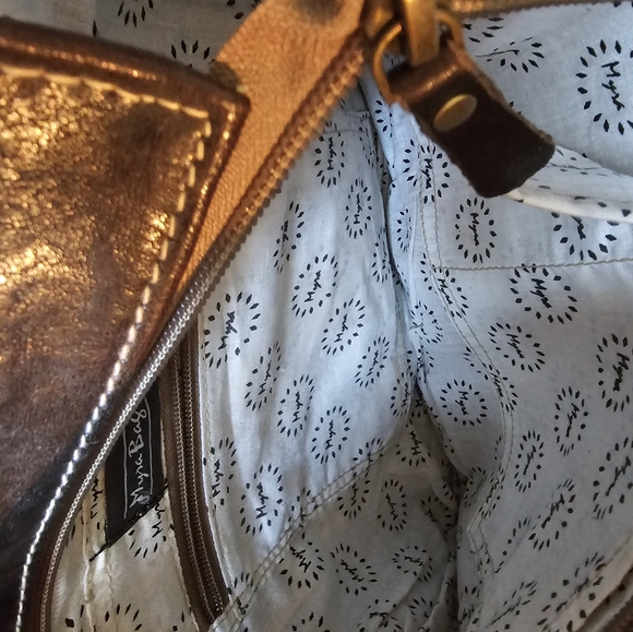 There are many brands of purses and clothing all are negotiable - Picture 4 of 16